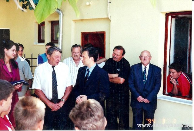 A felújított, kibővített sportöltöző átadása - 2001. május